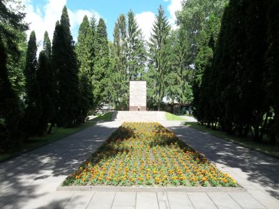Братская могила на месте лагеря для военнопленных, в которой похоронено 65000 советских воинов, замученных немецко-фашистскими захватчиками /  / Псковская область
