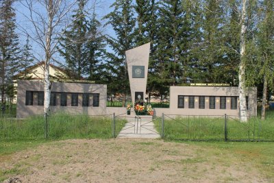 Памятник воинам-землякам, погибшим в годы Великой Отечественной войны (1941-1945), 1972 г. / Ленский / Республика Саха (Якутия)