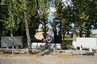 Братская могила советских воинов, где похоронен Герой Советского Союза старший сержант Зинченко Иван Трофимович /  / Белгородская область