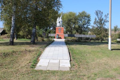 Братская могила советских воинов, где похоронен Герой Советского Союза старший лейтенант Шпетный Александр Михайлович /  / Белгородская область