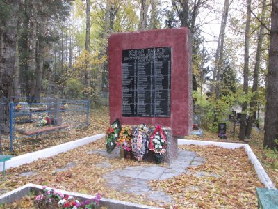 Братская могила 157 жертв фашизма, расстрелянных 1 июля 1942 г. у Кукиной горы. Установлен обелиск /  / Смоленская область