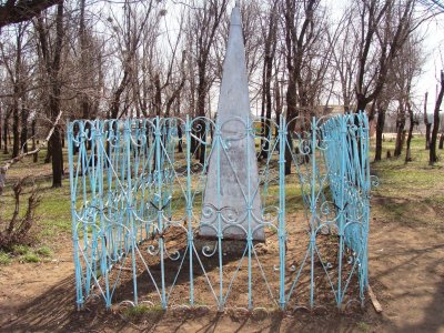 Братская могила 3 красноармейцев, погибших в годы гражданской войны /  / Оренбургская область