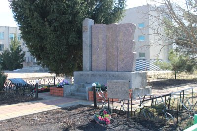 Братская могила советских воинов, погибших в боях с фашистскими захватчиками в 1943 году. Захоронено 176 человек, имена установлены. Скульптура двух советских воинов /  / Белгородская область