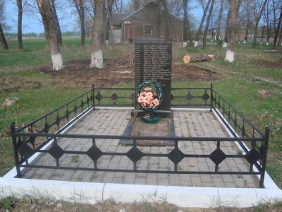 Братская могила  советских воинов, погибших в боях с фашистскими захватчиками в 1943 году. Захоронено 97 человек, установлены имена 19 человек. Обелиск /  / Белгородская область
