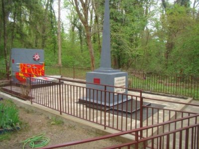 Братская могила 70 советских воинов, погибших в боях с фашистскими захватчиками /  / Краснодарский край