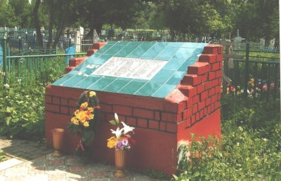 Братская могила воинов Советской Армии, погибших в марте 1943 года. Захоронено 299 человек, установлено фамилий на 100 человек. Обелиск с барельефом воина установлен в 1965 году /  / Курская область
