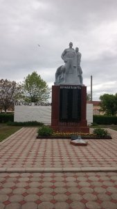 Памятник  (бюст трех вооруженных воинов) погибшим воинам в 1941-1945 гг. /  / Кабардино-Балкарская республика