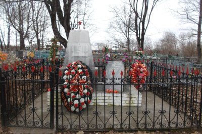 Братская могила 17 воинов Советской Армии, погибших в период Великой Отечественной войны 1941-1945 гг. /  / Новгородская область