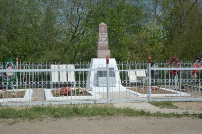 Братская могила 58 воинов Советской Армии, погибших в период Великой Отечественной войны 1941-1945 гг. /  / Новгородская область