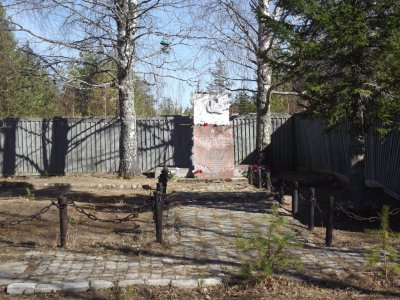 Братская могила советских пограничников, погибших в 1941 г. /  / Республика Карелия