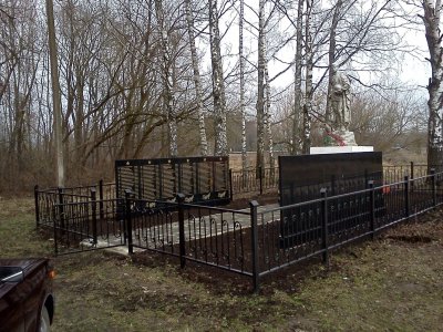 Братская могила 285 советских воинов, погибших в 1941-1943 гг. при освобождении района от немецко-фашистских захватчиков. Установлена скульптура /  / Смоленская область