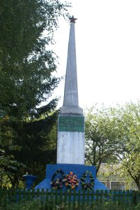Братская могила 22 советских воинов, погибших в 1941 и 1943 гг. в боях с немецко-фашистскими захватчиками /  / Брянская область