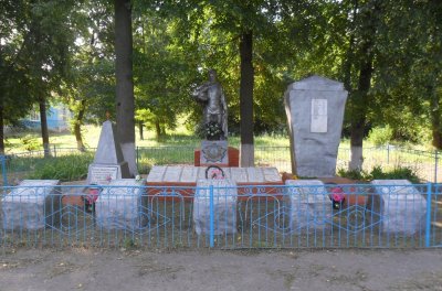 Братская могила 156 советских воинов, погибших в 1941 и 1943 гг. в боях с немецко-фашистскими захватчиками /  / Брянская область