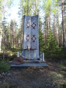 Братская могила советских воинов и памятный знак на месте, где находился штаб 99-й стрелковой дивизии /  / Республика Карелия