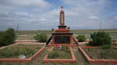 Мемориал погибшим солдатам в годы Великой Отечественной войны /  / Республика Калмыкия