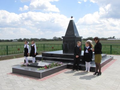Братская могила советских воинов, погибших в 1942 году при обороне с. Новая Жизнь /  / Ставропольский край