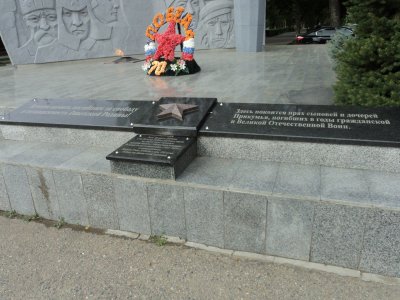 Братская могила воинов Советской Армии и рабочих хлопкозавода, погибших в боях в 1942 году /  / Ставропольский край