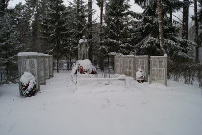 Братская могила с обелиском воинам Отечественной войны, умерших от ран в госпиталях /  / Кировская область