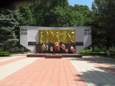 Памятник-символ в честь погибших в годы гражданской войны и Великой Отечественной /  / Республика Адыгея