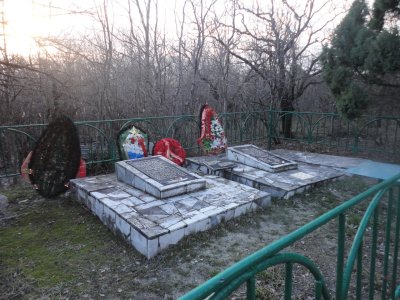 Братская могила 9 воинов-зенитчиков и артиллеристов, погибших в боях с фашистскими захватчиками /  / Краснодарский край