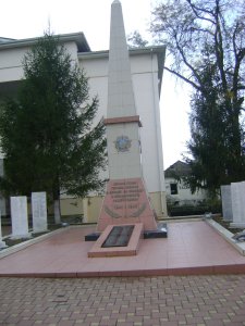 Братская могила 77 советских воинов, погибших при защите города от фашистских захватчиков /  / Краснодарский край