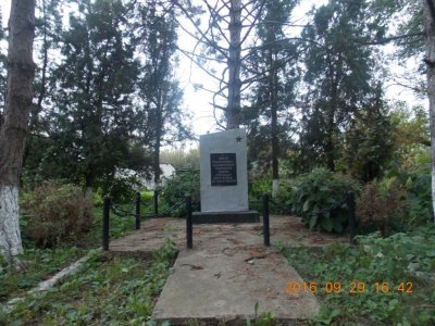 Братская могила 10 советских воинов, погибших в боях с фашистскими захватчиками /  / Краснодарский край