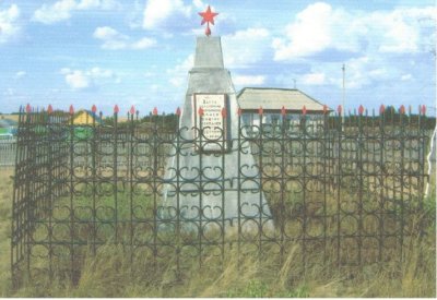 Братская могила красноармейцев Блаева, Бородаева, Ожогина, убитых в 1920 году местными контрреволюционерами-кулаками /  / Республика Башкортостан