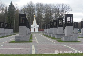 Братская могила 217 советских воинов, погибших в 1943 году в боях с немецко-фашистскими захватчиками при освобождении деревни /  / Брянская область