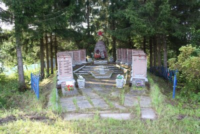 Братская могила воинов Советской Армии, погибших в 1944 г. Здесь же похоронен Герой Советского Союза Обухов Евгений Михайлович (1921-1944) /  / Псковская область