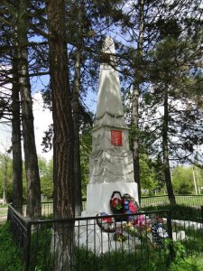 Братская могила партизан, погибших в 1942-1943гг. /  / Карачаево-Черкесская республика