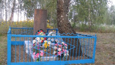 Братская могила 14 советских воинов, погибших в 1943 г. в бою  с немецко-фашистскими захватчиками /  / Брянская область