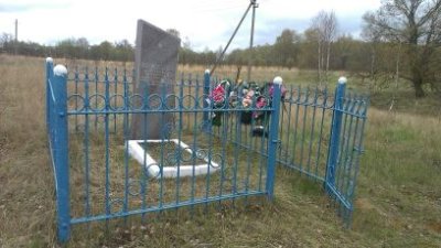 Братская могила 24 советских воинов, погибших в 1943 году в боях с немецко-фашистскими захватчиками /  / Брянская область