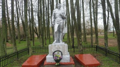 Братская могила 100 советских воинов, погибших в 1943 году при освобождении Дубровского района от немецко-фашистских захватчиков /  / Брянская область