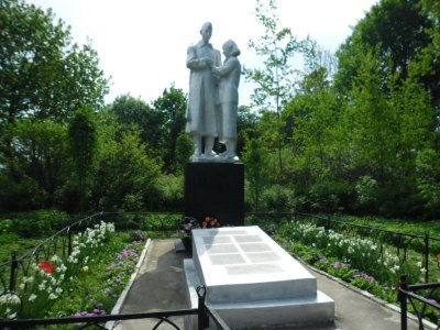 Братская могила 171 советского воина, погибшего в 1943 году при освобождении Дубровского района от немецко-фашистских захватчиков /  / Брянская область