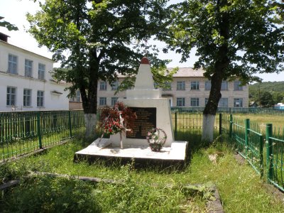 Братская могила партизан, погибших в 1942-1943 гг. /  / Карачаево-Черкесская республика