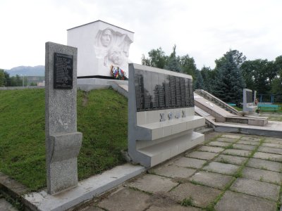 Братская могила воинов и партизан, погибших в 1942-43 гг. /  / Карачаево-Черкесская республика