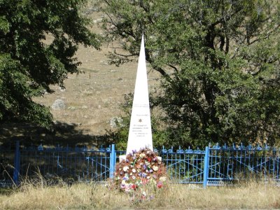 Братская могила мирных жителей, расстрелянных фашистами в 1942 году /  / Карачаево-Черкесская республика