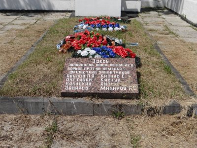Братская могила воинов и партизан, погибших в годы Великой Отечественной войны /  / Карачаево-Черкесская республика