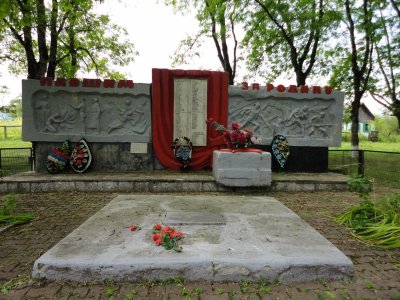 Братская могила 8 воинов, погибших в годы гражданской войны и 4 советских воинов, погибших в боях с фашистскими захватчиками /  / Краснодарский край