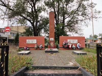 Братская могила 21 воина, погибшего в годы гражданской войны, 3 летчиков и школьников Наташи и Вани, расстрелянных фашистскими захватчиками /  / Краснодарский край
