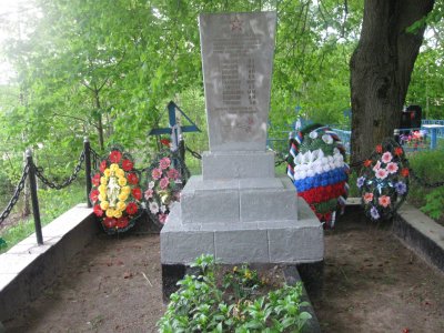 Братская могила 10 партизан, погибших в 1941-1943 гг. в боях с немецко-фашистскими захватчиками /  / Брянская область