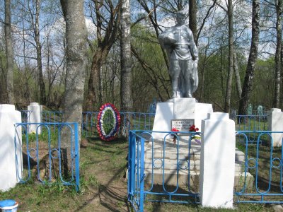 Братская могила 119 советских воинов, погибших в 1941 и 1943 гг. в боях с немецко-фашистскими захватчиками /  / Брянская область