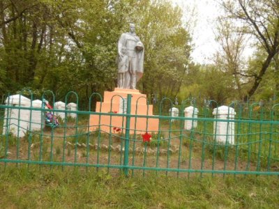 Братская могила 13 советских воинов, погибших в 1941 г. в бою с немецко-фашистскими захватчиками /  / Брянская область