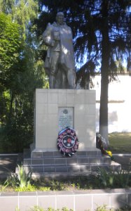 Братская могила 118 советских воинов, погибших в 1941 и 1943 гг. в боях  с немецко-фашистскими захватчиками /  / Брянская область