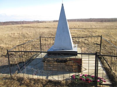 Братская могила 260 советских граждан, казненных гитлеровцами 2 мая 1942 года в д. Захарьино. Установлен обелиск /  / Смоленская область
