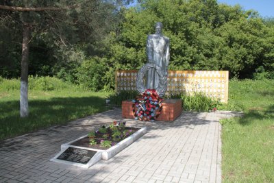 Братская могила советских воинов, погибших в боях с фашистскими захватчиками в 1943 году.  Захоронено 18 человек, имена 6 человек установлены. Обелиск /  / Белгородская область