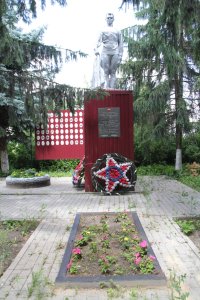 Братская могила  советских воинов, погибших в боях с фашистскими захватчиками в 1943 году. Захоронено 13 человек, имена 2 человек установлены. Скульптура советского воина /  / Белгородская область