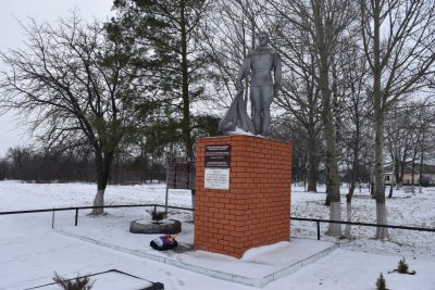 Братская могила советских воинов, погибших в боях с фашистскими захватчиками в 1943 году. Захоронено  3 человека, имена не установлены. Обелиск /  / Белгородская область