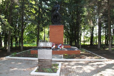 Братская могила советских воинов, погибших в боях с фашистскими захватчиками в 1943 году. Захоронено 20 человек, имена 2 человек установлены. Скульптура советского воина /  / Белгородская область