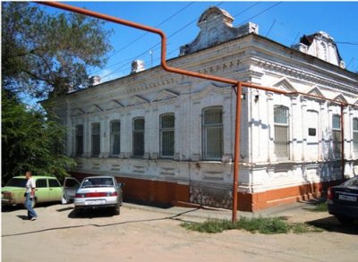 Здание, где в 1918 г. находился штаб 24 Симбирской Железной дивизии под командованием Г.Д.Гая /  / Оренбургская область